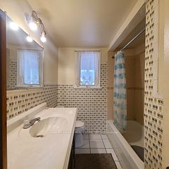 8 Medford Avenue Room # 3, Toronto, ON M1L 4G2