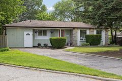 861 Boxworth Place, Pickering, ON L1W 2K9