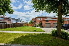 216 Wright Crescent, Ajax, ON L1S 6X2