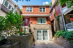 18 Bellefair Avenue, Toronto, ON M4L 3T8