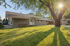 2 Rosswood Crescent, Toronto, ON M1P 3N2