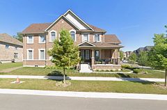 18 Blenheim Circle, Whitby, ON L1P 0E2