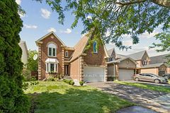 16 Ian Fleming Crescent, Whitby, ON L1R 2E2