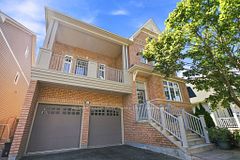 18 Rainbow Crescent, Whitby, ON L1M 2N6