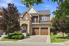218 Arctic Actress Court, Oshawa, ON L1L 0H3