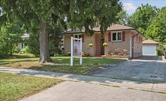 26 Oakridge Drive Main, Toronto, ON M1M 2A4