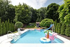 137 Ravenscroft Road Main Floor, Ajax, ON L1T 1X3