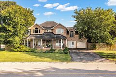 828 Wildflower Court, Oshawa, ON L1G 7Z4