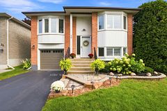 30 Alderbrook Drive, Clarington, ON L1E 1Z6
