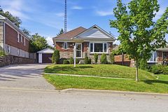 216 College Avenue, Oshawa, ON L1J 1R7