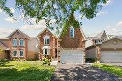 16 Ian Fleming Crescent, Whitby, ON L1R 2E2