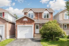 1704 Canadore Crescent, Oshawa, ON L1G 8A7