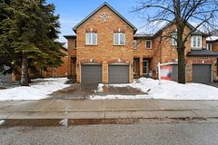 6400 Lawrence Avenue E 10, Toronto, ON M1C 5C7