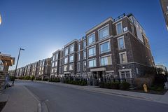 50 Dunsheath Way 609, Markham, ON L6B 1N3