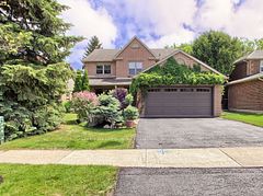204 Crossland Gate, Newmarket, ON L3X 1A8