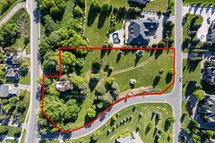 16 Charles Cooper Court, Vaughan, ON L0J 1C0