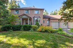 4 Ruth Court, Whitchurch-Stouffville, ON L4A 2E3