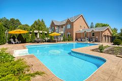 2 Jennings Gate, Markham, ON L6C 1A9