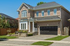 8 Haverhill Terrace, Aurora, ON L4G 7R7
