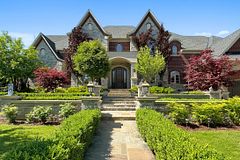 2 Beau Court, Aurora, ON L4G 0H4