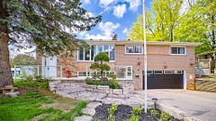 689 Sunnypoint Drive, Newmarket, ON L3Y 2Z7