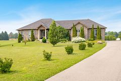 2 Harry Parker Place, Adjala-Tosorontio, ON L0M 1J0