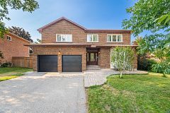 4 Simmons Crescent, Aurora, ON L4G 6B4