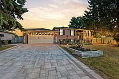 6 John James Drive, Essa, ON L3W 0J4