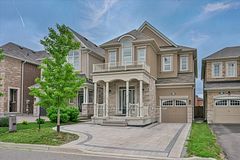 209 Baber Crescent, Aurora, ON L4G 0Y6