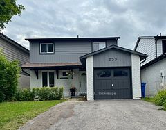 233 Thoms Crescent, Newmarket, ON L3Y 1C9