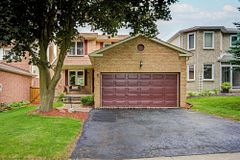 8 Closs Square, Aurora, ON L4G 5H7