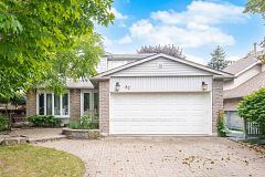 82 Eastman Crescent, Newmarket, ON L3Y 5S2
