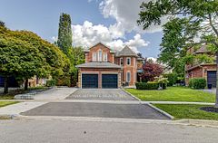 351 Fairway Gardens, Newmarket, ON L3X 1B4