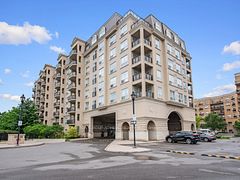 1 Maison Parc Court 215, Vaughan, ON L4J 9K1