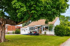 593 Watson Avenue, Newmarket, ON L3Y 2V2