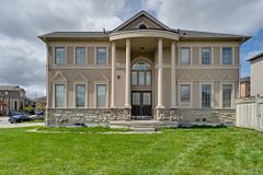 2 HAWSTONE Road, Vaughan, ON L4H 4G5