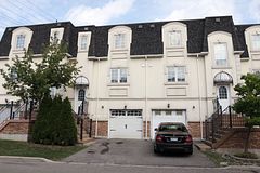215 16th Avenue 17, Richmond Hill, ON L4L 0T8