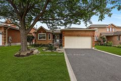 207 Melbourne Drive, Bradford West Gwillimbury, ON L3Z 2Y8