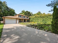 2 Amberglen Court, East Gwillimbury, ON L9N 1J6