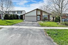 88 Eastman Crescent #bmst, Newmarket, ON L3Y 5S2
