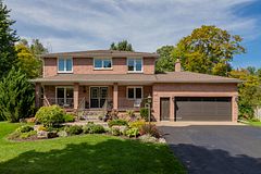 34 Amberglen Court, East Gwillimbury, ON L9N 1J6