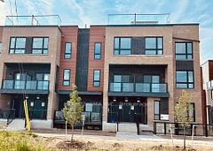 16 Lytham Green Circ Circle 1, Newmarket, ON L3Y 0H3