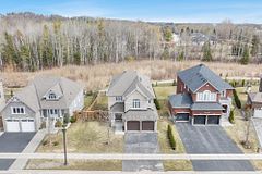 33 Pearl Street, Wasaga Beach, ON L9Z 0G9