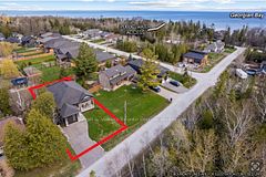 14 Thomas Street, Wasaga Beach, ON L9Z 2Y9