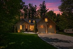 23 Laddie Lane, Springwater, ON L9X 0C3