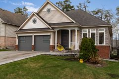16 Oakmont Avenue, Oro-Medonte, ON L0L 2L0