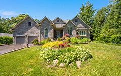 868 Eastdale Drive, Wasaga Beach, ON L9Z 2R2