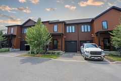 6 Stonehart Lane, Barrie, ON L4M 7E8