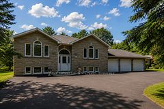 33 Birchwood Trail, Wasaga Beach, ON L9Z 1B1