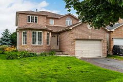 28 Selkirk Crescent, Barrie, ON L4N 8G2